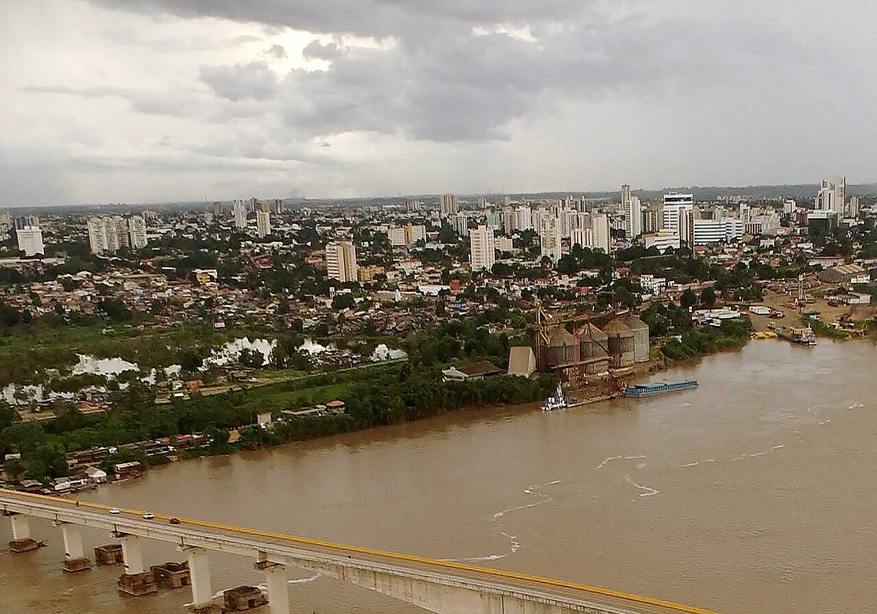 Vista aérea de Porto Velho, Rondônia, com prédios do centro, a margem do Rio Madeira e parte da ponte sobre o rio
